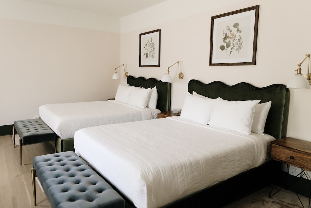 Deluxe Double Room, 2 Queen Beds photo 3