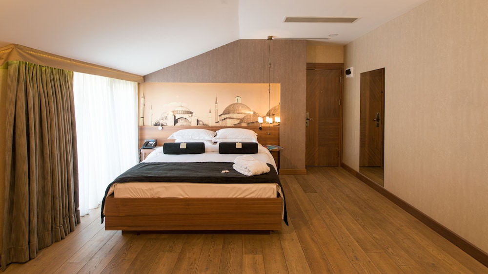 Superior Double Room thumbnail 5