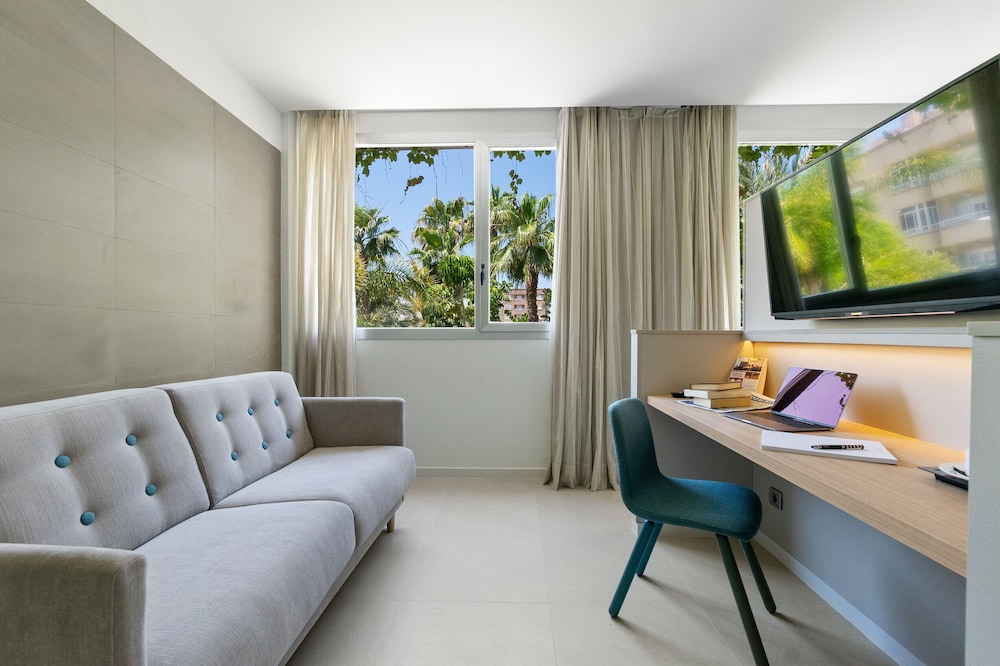 Junior Suite, 1 King Bed, Jetted Tub photo 2