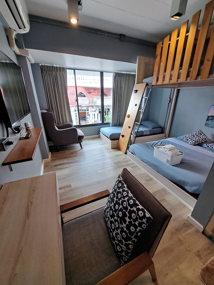Deluxe Family Room - Photo 9