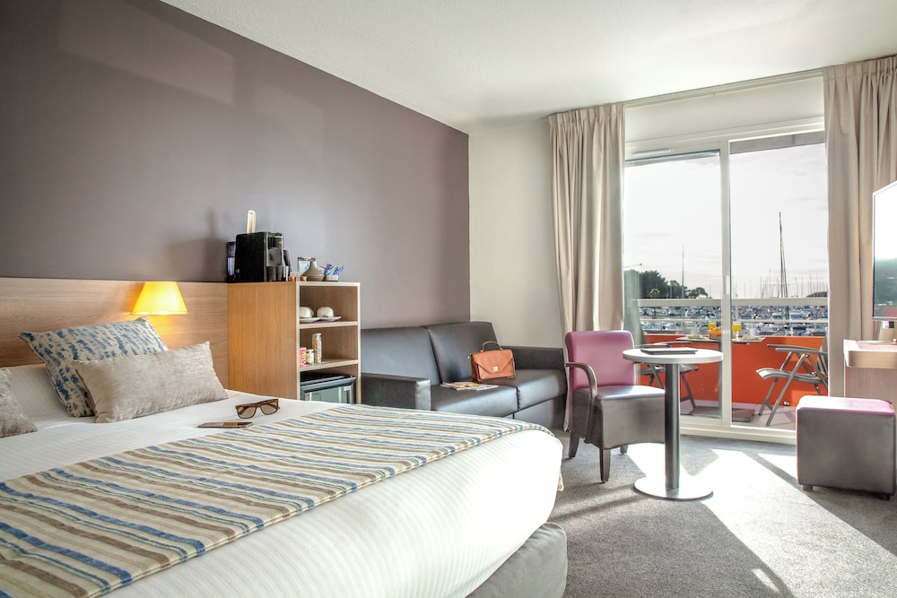 Suite, 1 Queen Bed, Non Smoking photo 2