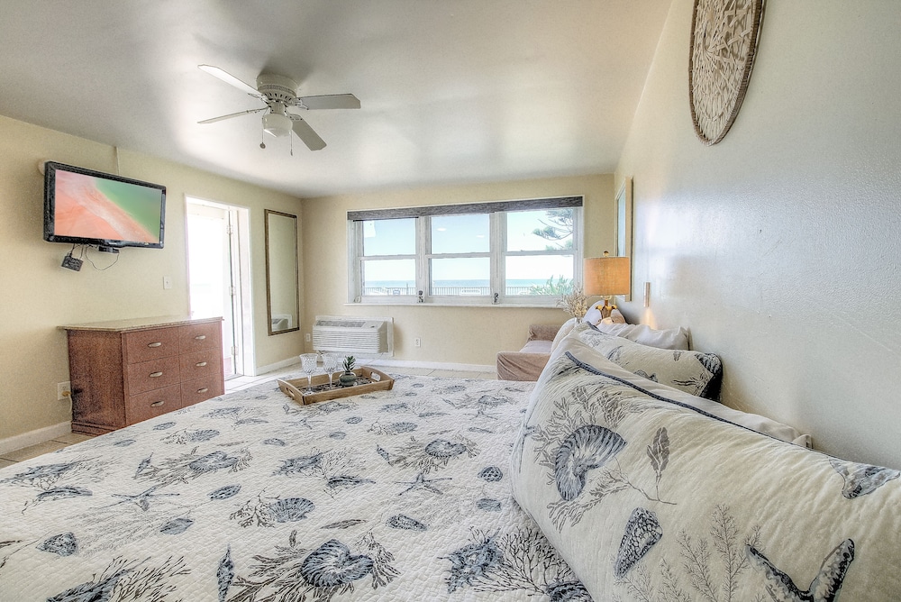 Studio Suite, 1 King Bed with Sofa bed, Ocean View photo 3