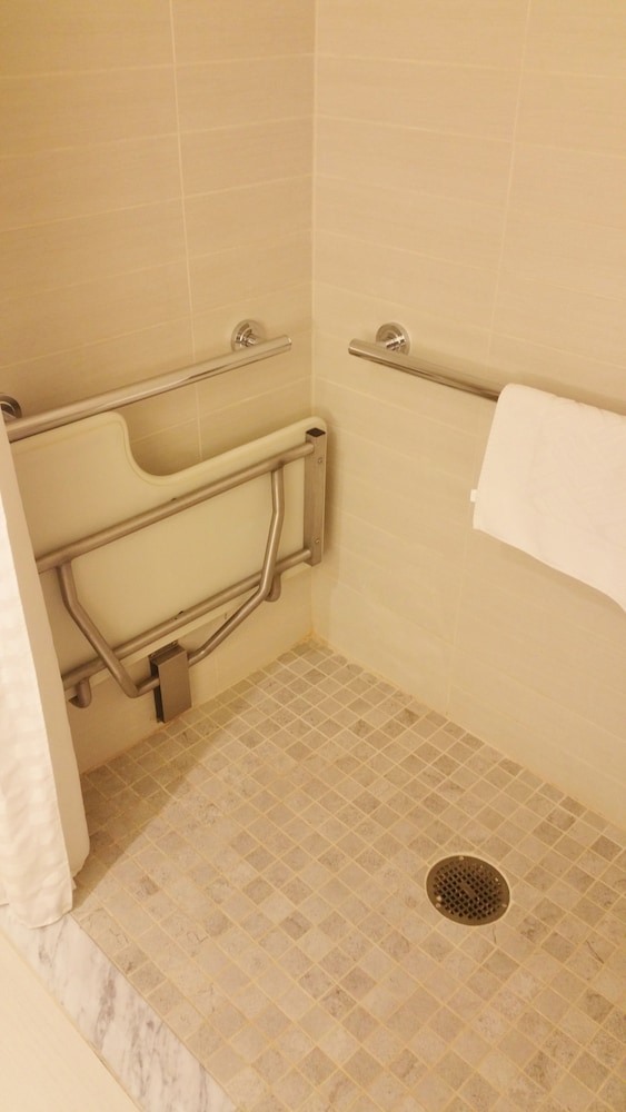Room, 2 Queen Beds, Accessible, Non Smoking (Mobility & Hearing, Bathtub) - Photo 5
