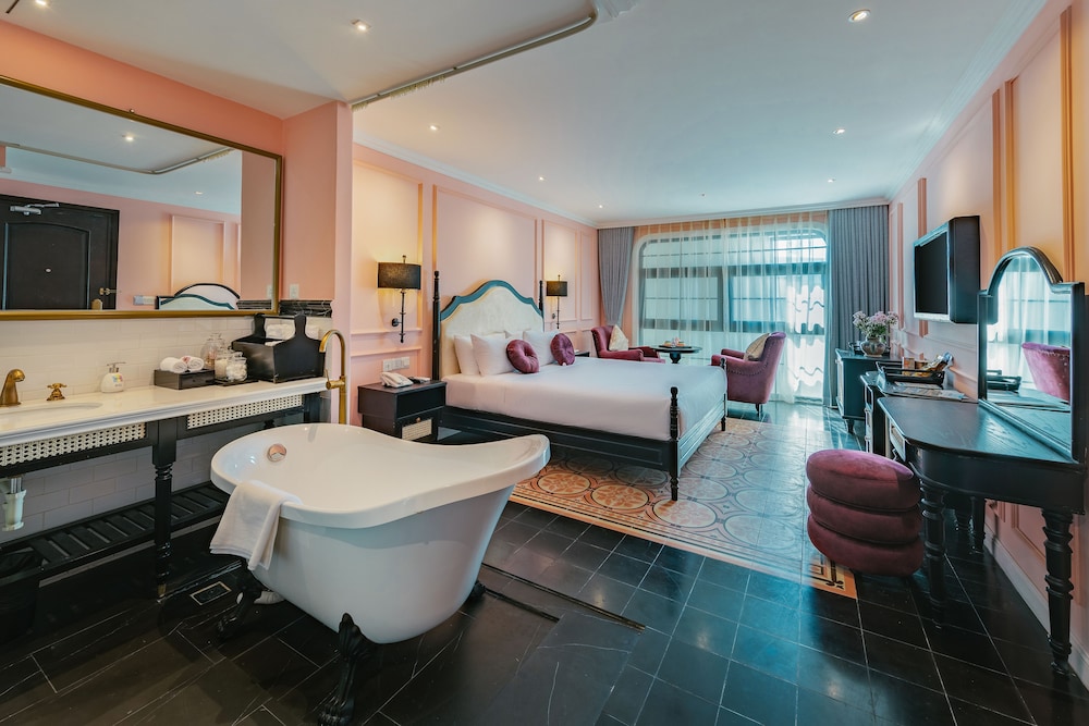 Studio with Bathtub - Photo 6