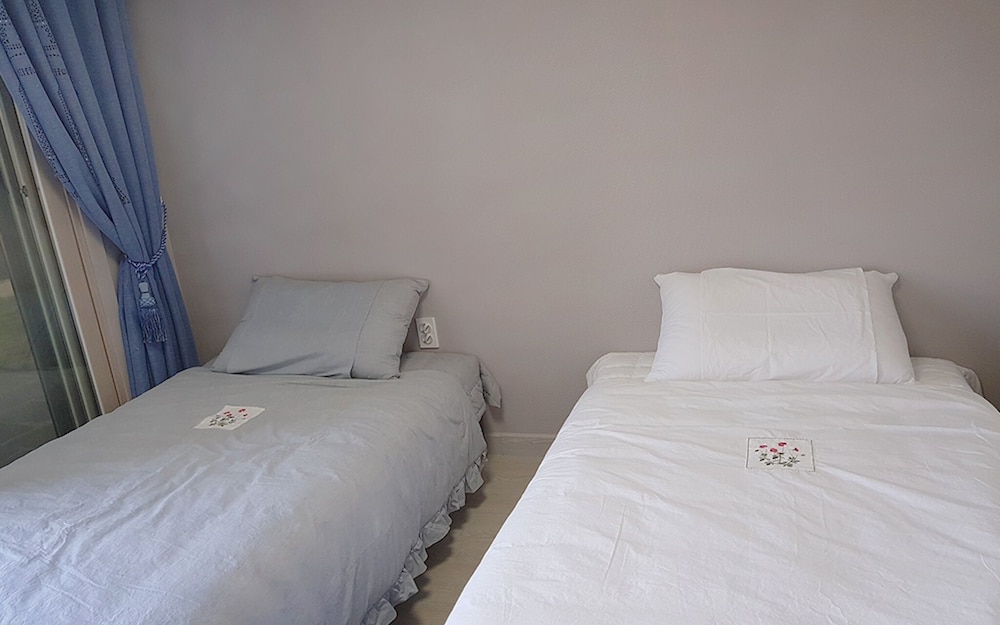 Room (Twin Room) - Photo 4