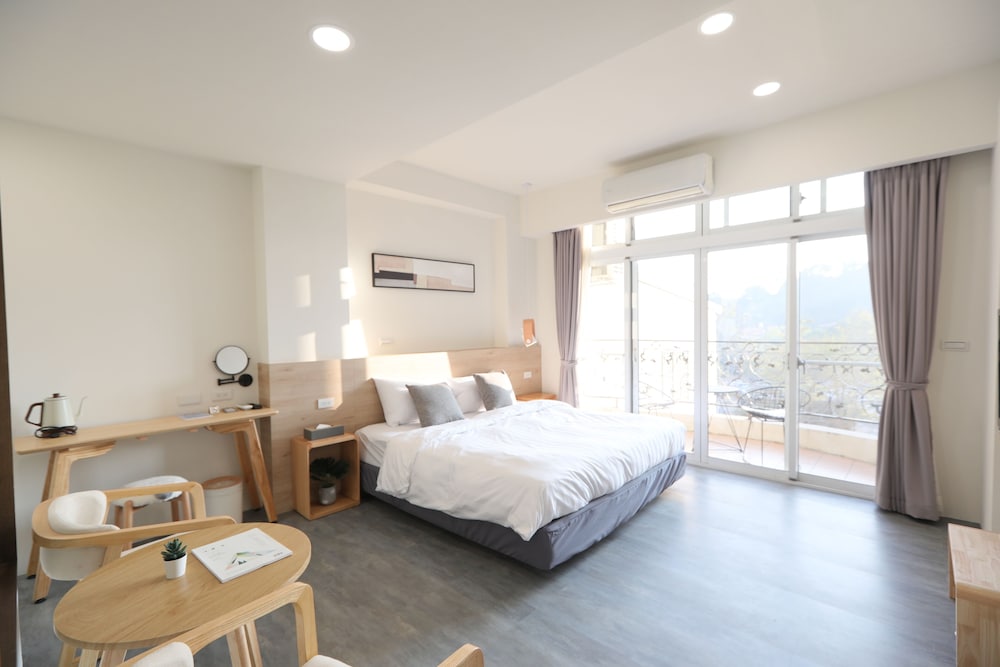Junior Double Room, 1 Queen Bed photo 1