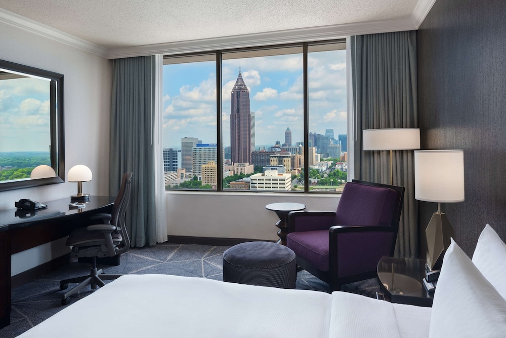Deluxe Room, 1 King Bed, Accessible photo 2