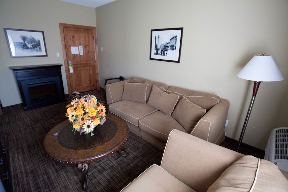 Suite, 1 King Bed thumbnail 5