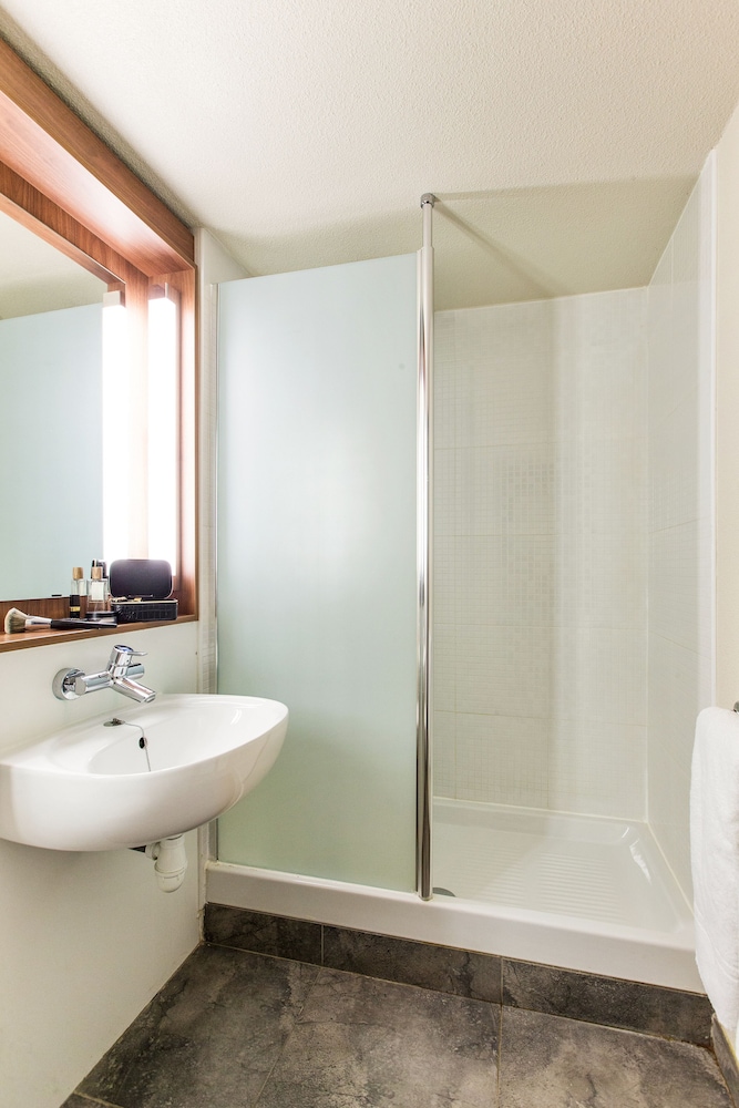 Standard Room, Multiple Beds - Photo 9