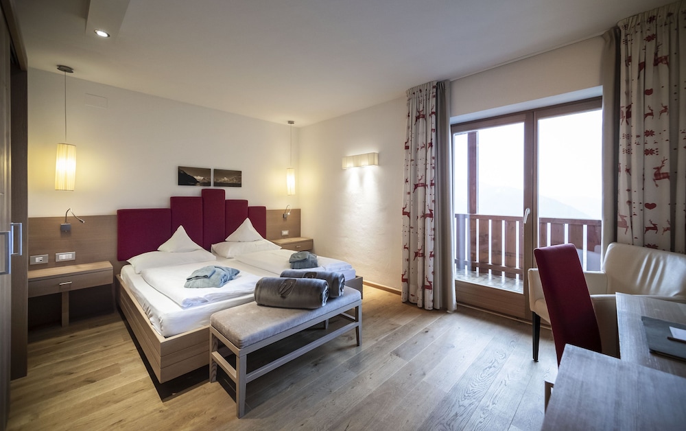 Superior Room, 1 Queen Bed With Sofa Bed, Non Smoking, Valley View photo 2