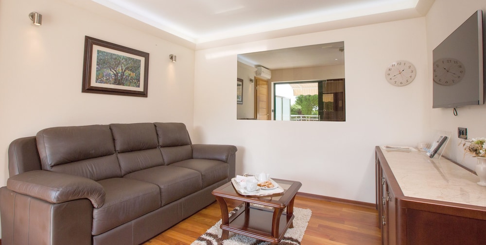 Junior Suite, 1 Bedroom, Balcony, Partial Sea View