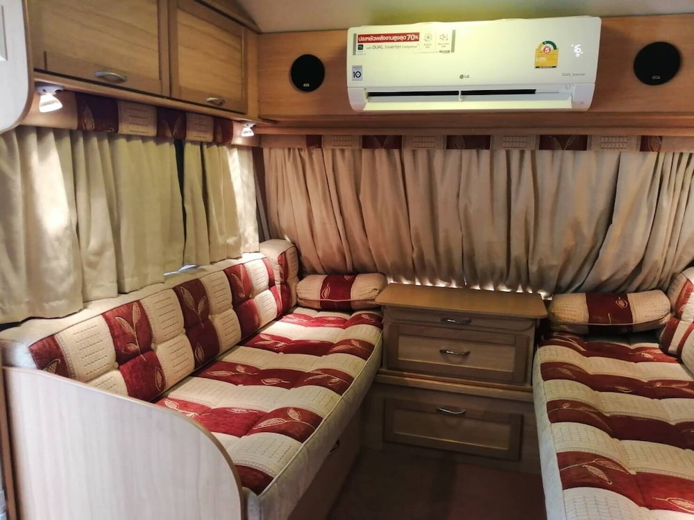 Caravan Car 02