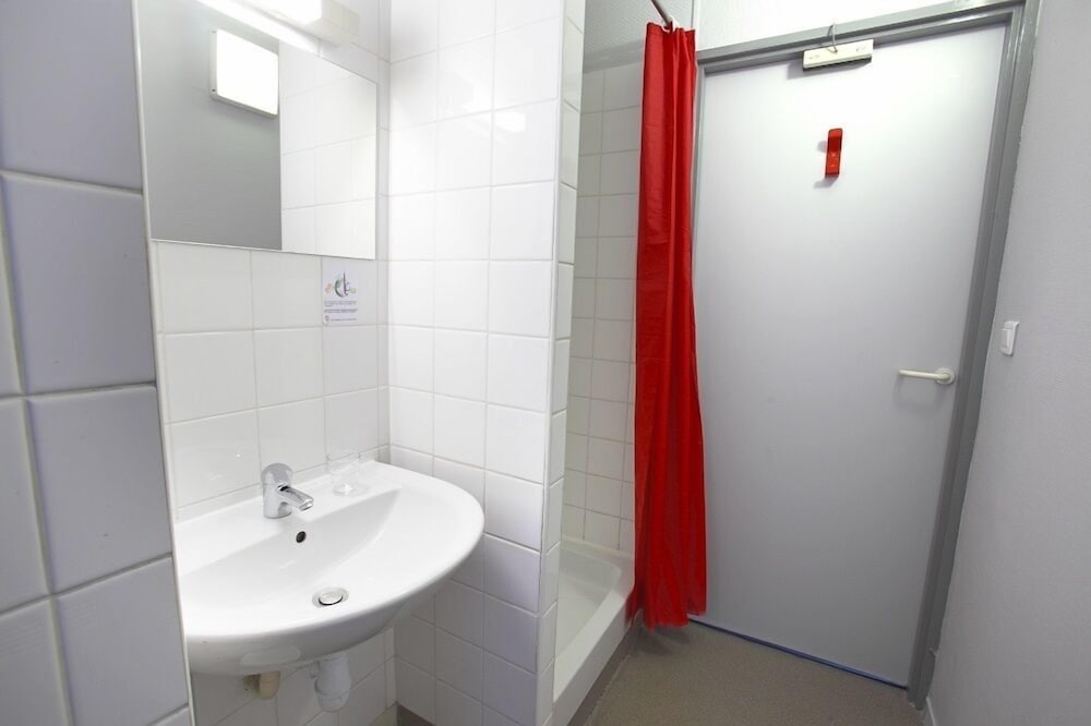 Basic Twin Room, Shared Bathroom photo 3