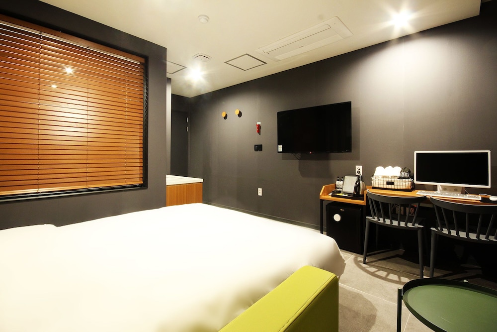 Basic Double Room, 1 Queen Bed photo 3