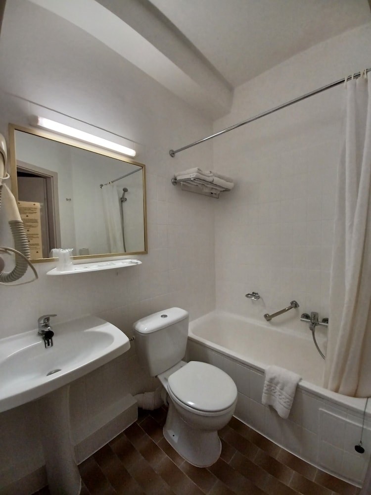 Standard Double Room - Photo 6