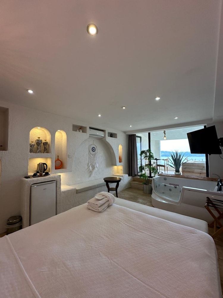Bohemian Two Jacuzzi Room