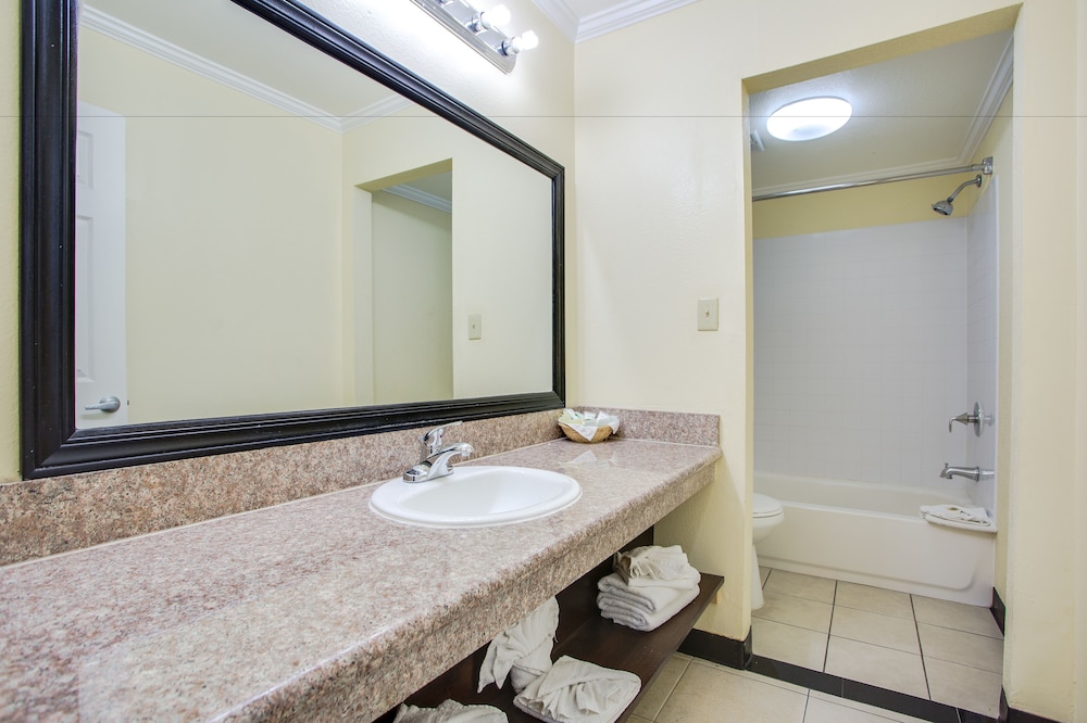 Deluxe Family Suite photo 2