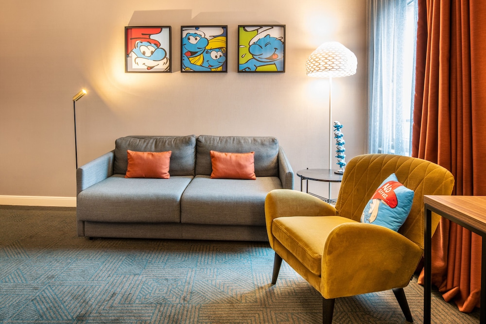 Family Room, 2 Queen Beds (Fun Smurf) thumbnail 5