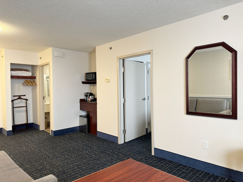 Plaza Suite, Non Smoking - Photo 6