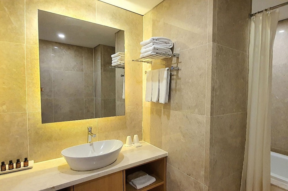 Deluxe Korean Suite (New Wing, Call Hotel directly to check Corner Room availability) photo 3