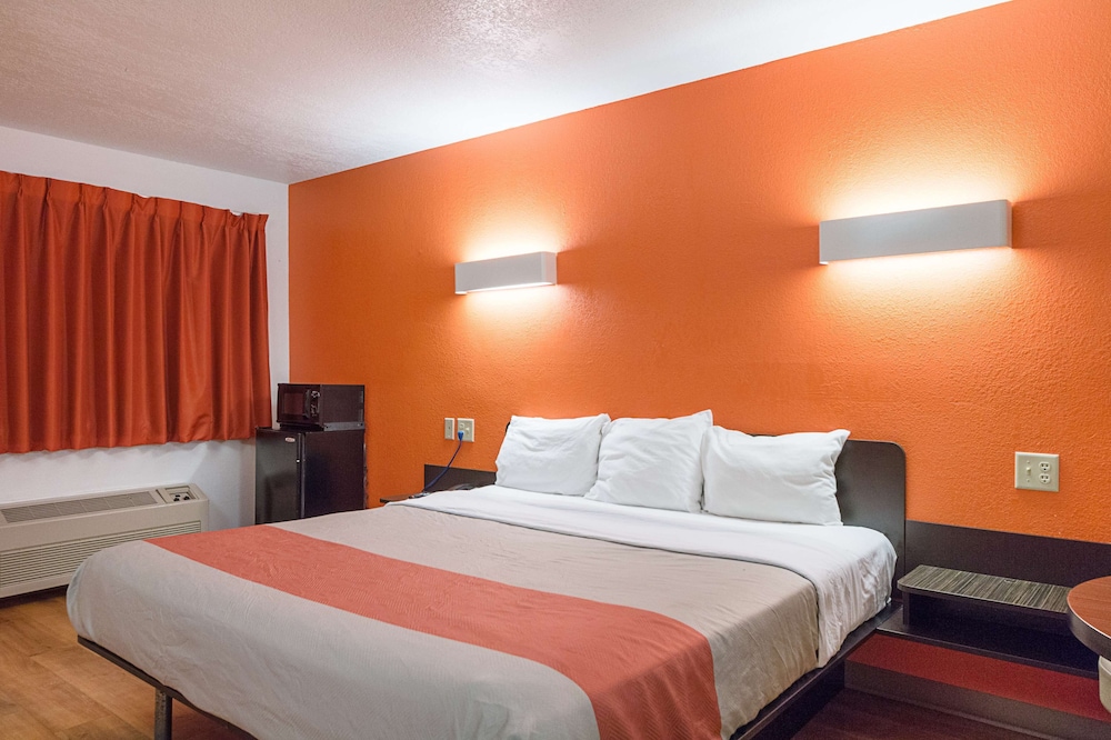 Standard Room, 1 King Bed, Non Smoking, Refrigerator & Microwave - Photo 4