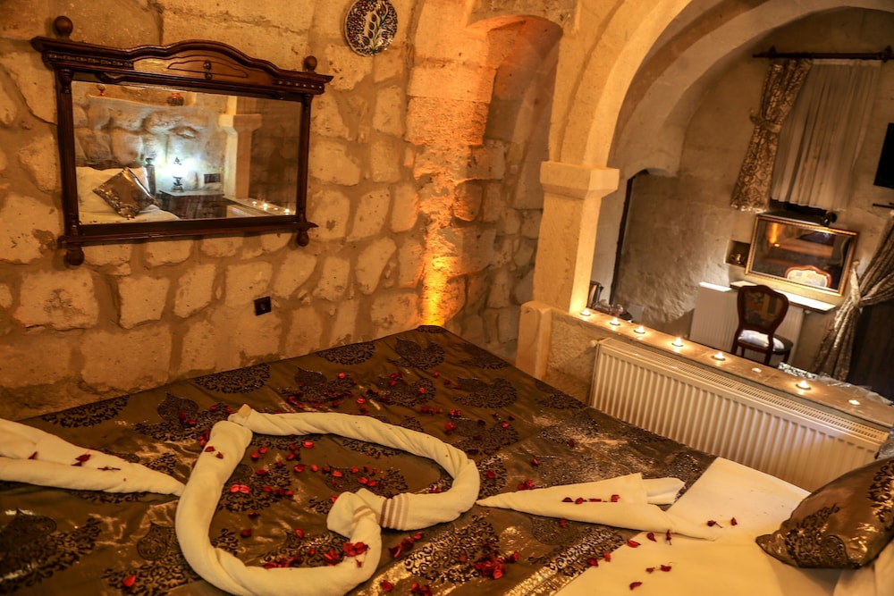 (101) Deluxe Cave & Stone Suite photo 3