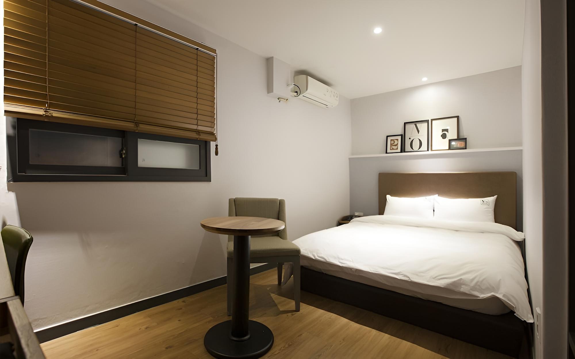 Room (Standard double premium hotel bedding) photo 1
