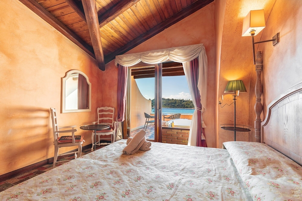 Deluxe Double or Twin Room, Sea View photo 3