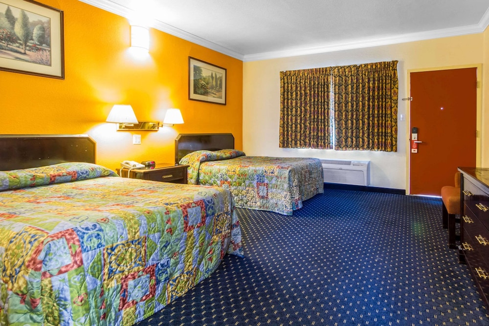 Standard Room, 2 Double Beds, Non Smoking photo 3