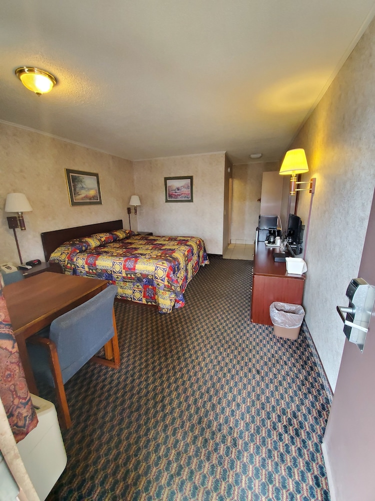 Room, 1 King Bed, Non Smoking - Photo 5