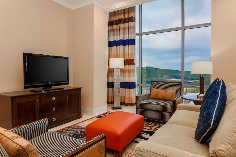 Superior Suite, 1 King Bed, Accessible - Photo 7