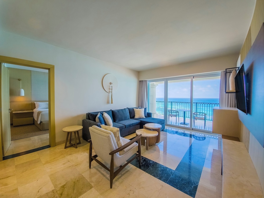 Master Suite Ocean Front thumbnail 5