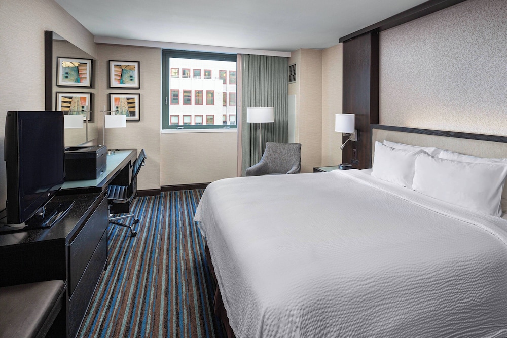 Room, 1 King Bed (Mobility/Hearing Access, Roll-In Shwr)