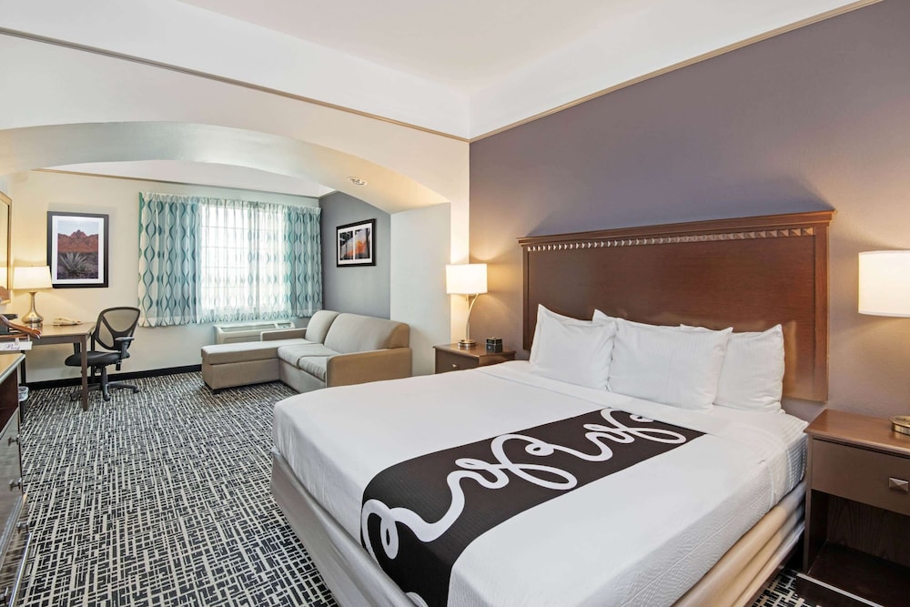Executive Suite, 1 King Bed, Accessible, Non Smoking (Mobility/Hearing) - Photo 2