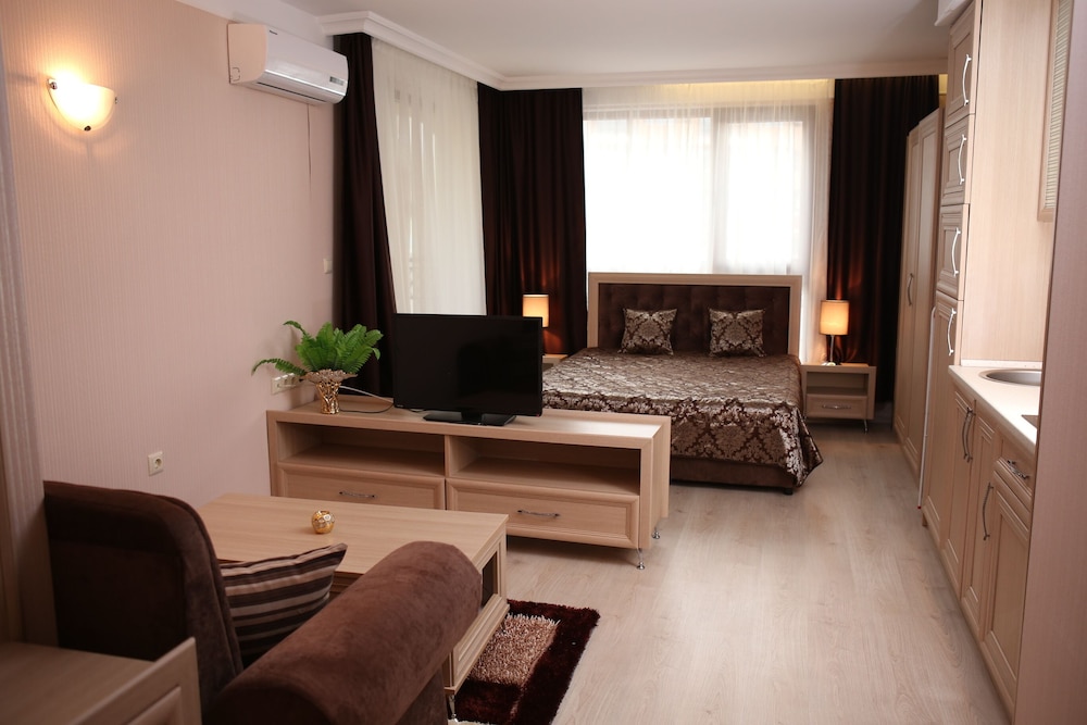 Deluxe Studio
