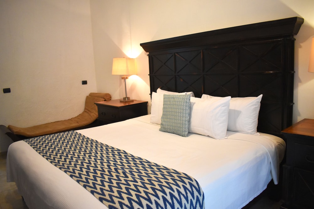 Room, Poolside - Photo 2
