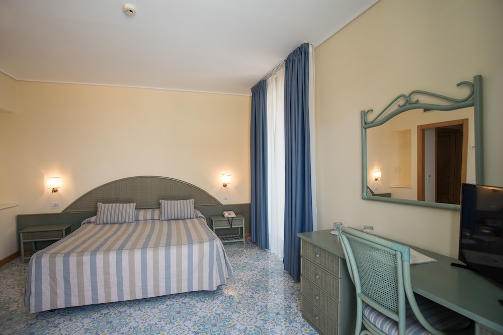 Superior Double Room, Partial Sea View - Photo 3