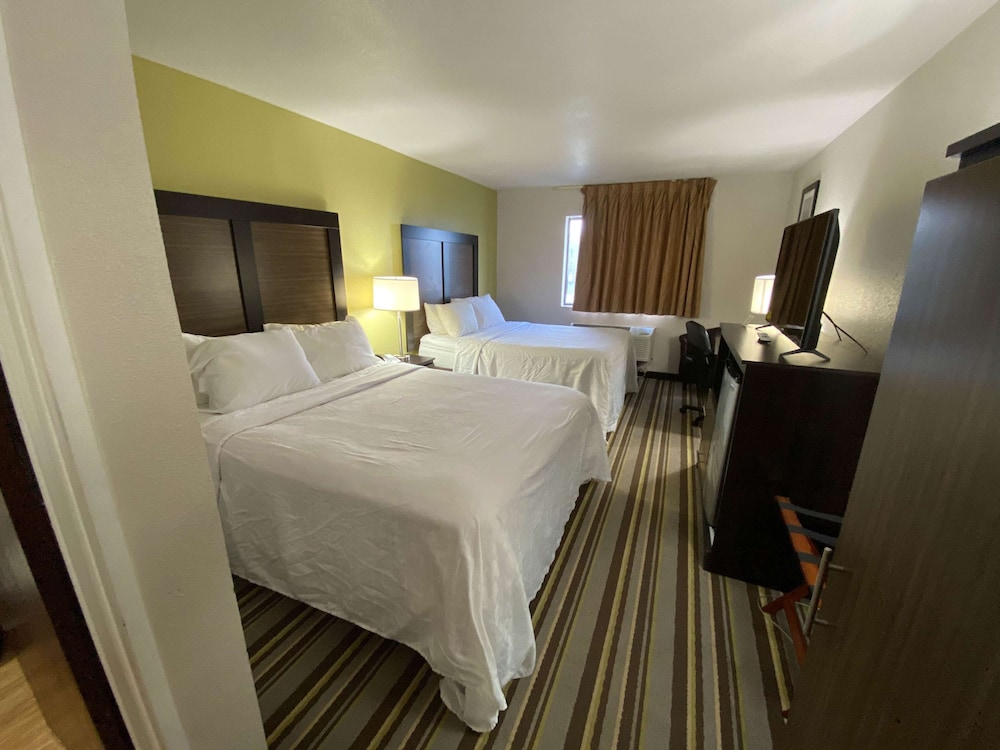 Deluxe Suite, 2 Queen Beds, Non Smoking, Refrigerator & Microwave photo 2