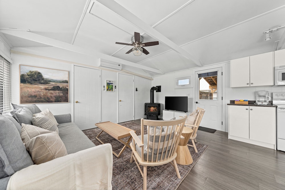 Loyalist Cottage