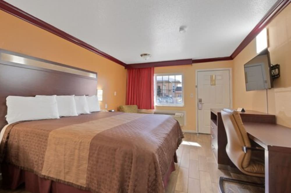 Standard Single Room, 1 King Bed, Non Smoking, photo 6