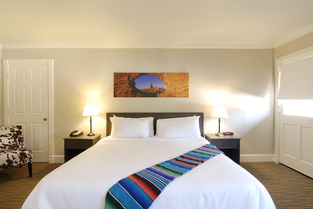 Premium Room, 1 King Bed, Non Smoking, Balcony photo 3