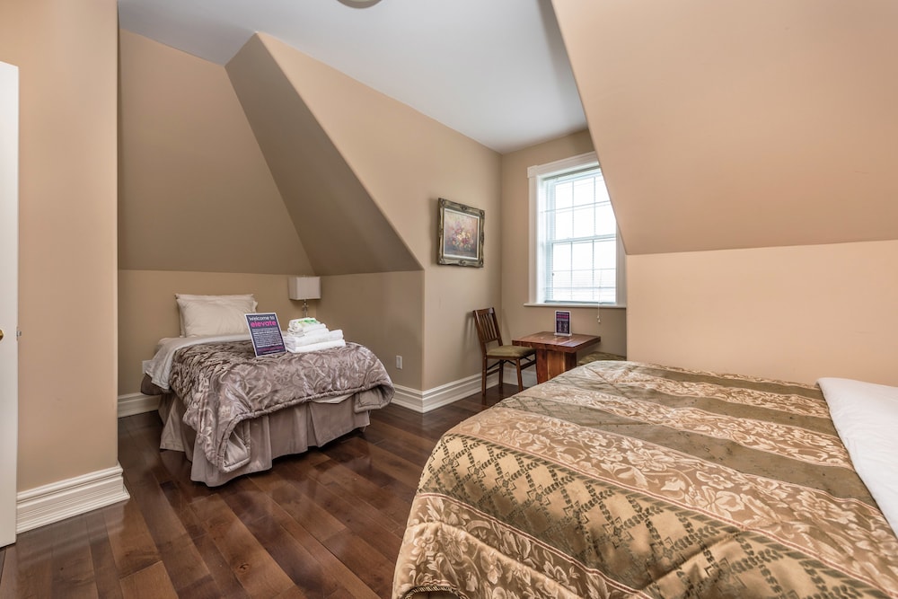 Standard Triple Room, Multiple Beds, Shared Bathroom photo 2