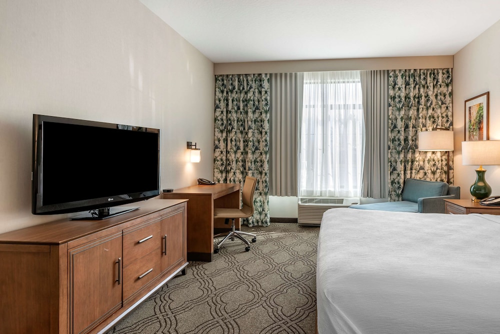 Standard Room, 1 King Bed, Non Smoking, Microwave - Photo 1