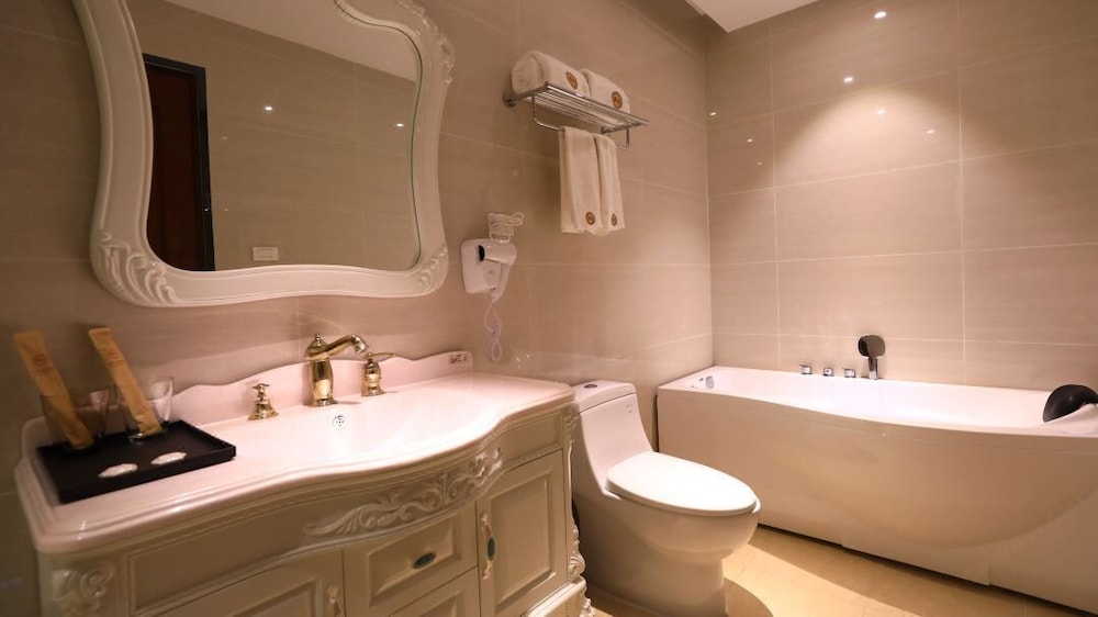 Tianfu Executive Suite, 1 King Bed, Garden View (Extra Bed Available) photo 3