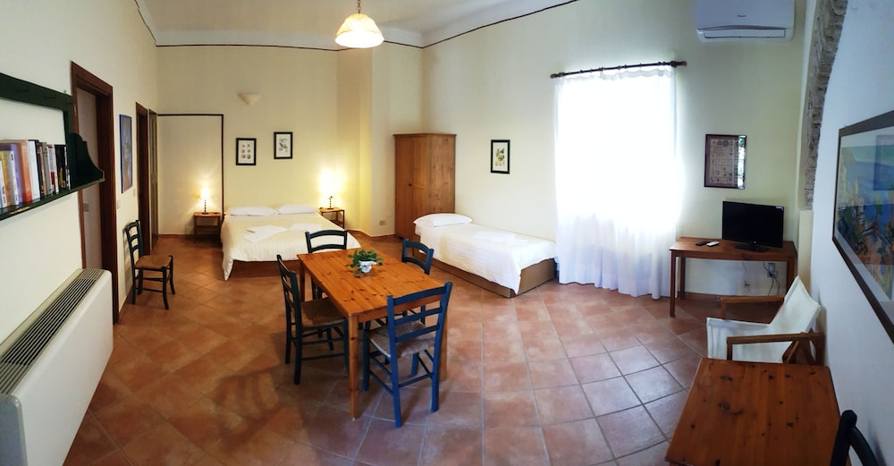 Basic Apartment, 1 Double Bed, Kitchen, Garden Area photo 1
