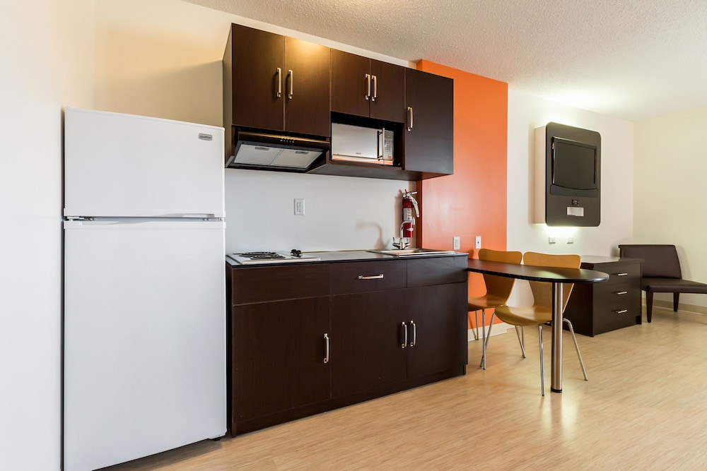 Deluxe Room, 1 Queen Bed, Non Smoking, Kitchenette - Photo 7