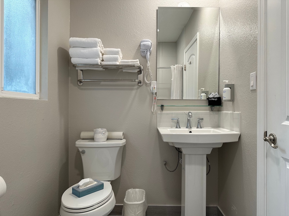 Standard Room, 2 Queen Beds photo 3