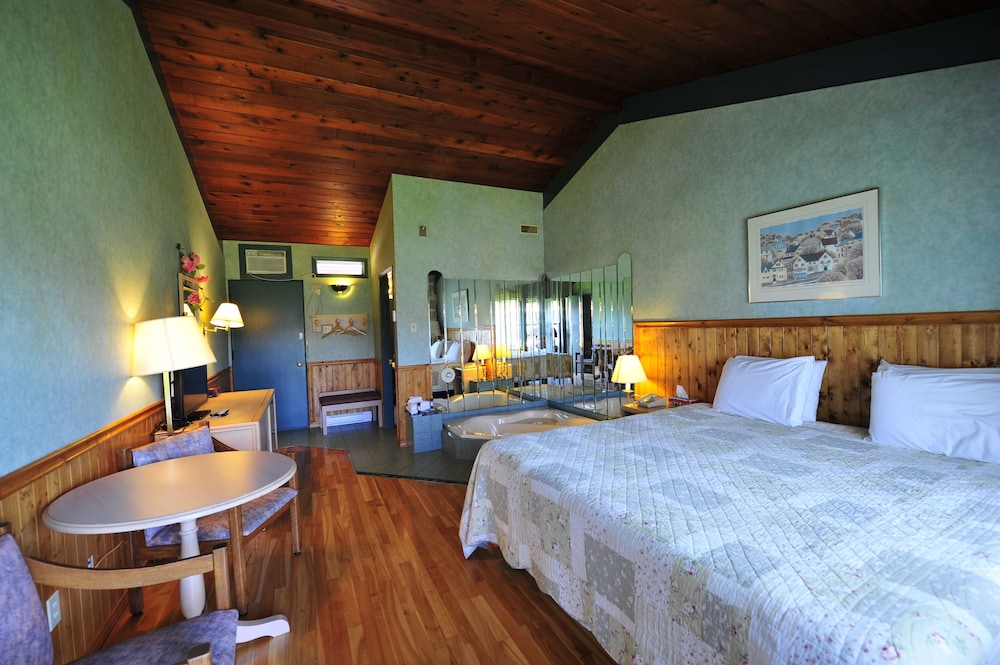 Superior Room, 1 King Bed, Jetted Tub, Pool View (hardwood floors) photo 2