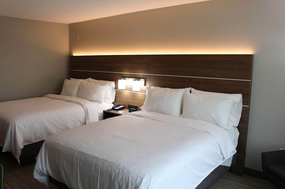 Standard Room, 2 Queen Beds - Photo 9