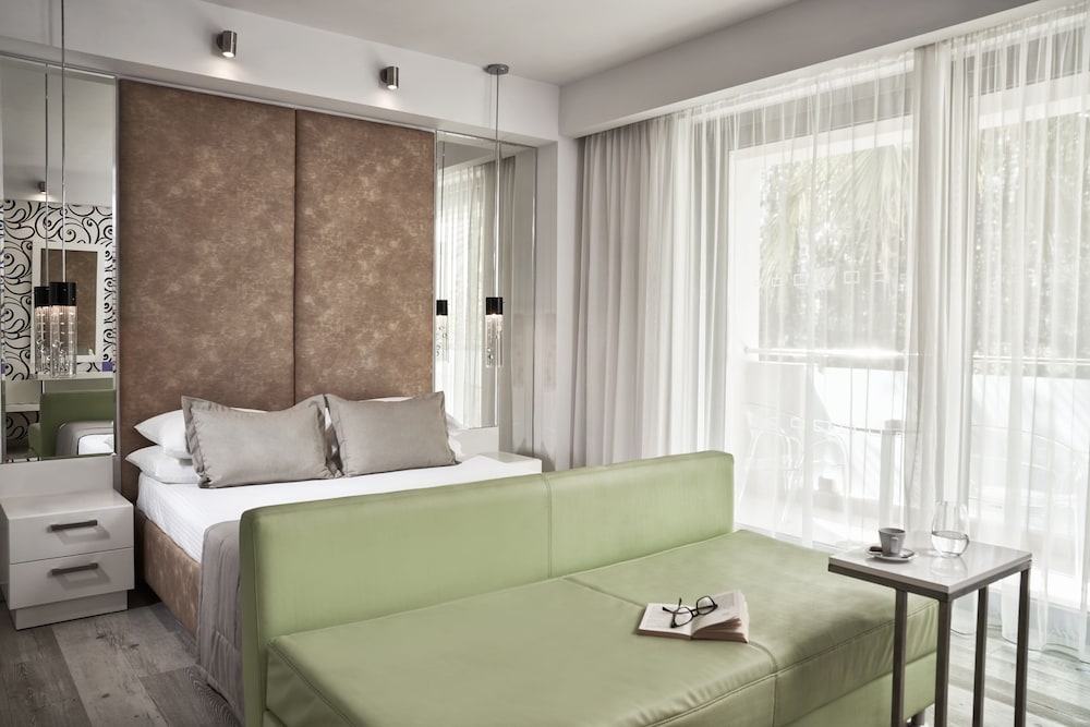 Premium Deluxe Room - Photo 1